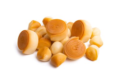 Beyaz arka planda izole edilmiş füme peynir 