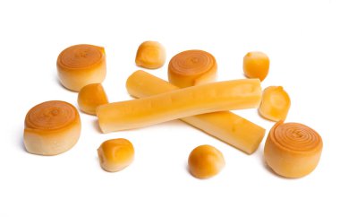 Beyaz arka planda izole edilmiş füme peynir 