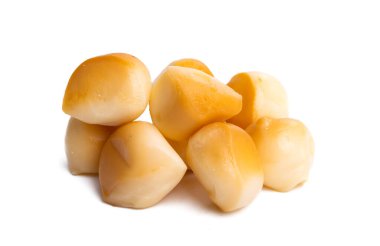 Beyaz arka planda izole edilmiş füme peynir 