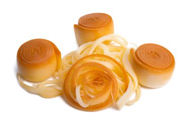 Beyaz arka planda izole edilmiş füme peynir 