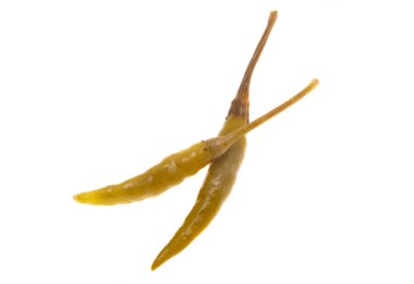 Beyaz arka planda izole edilmiş turşulu biber 