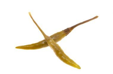 Beyaz arka planda izole edilmiş turşulu biber 