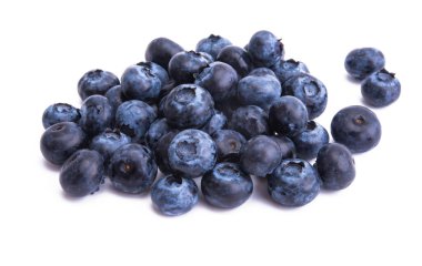 beyaz arkaplanda yaban mersini izole 