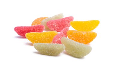 Beyaz arkaplanda izole edilmiş jelibon dilimleri 