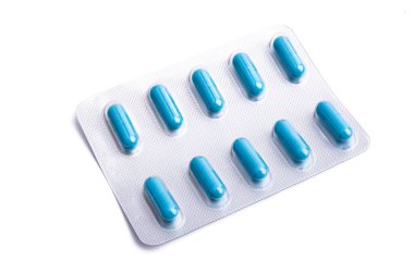 Beyaz arka planda izole edilmiş haplar 