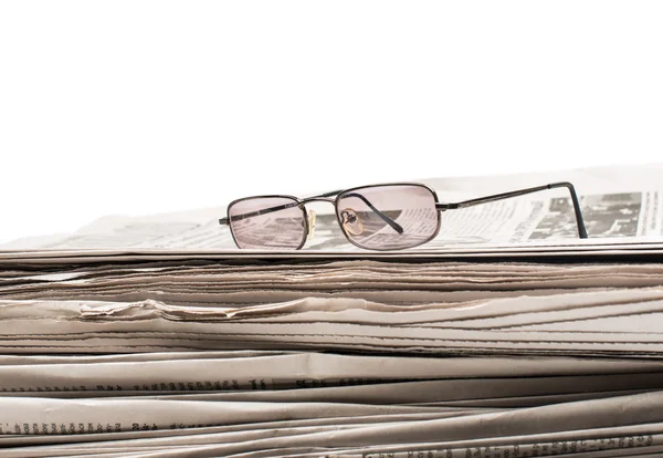 Zeitung mit Brille — Stockfoto