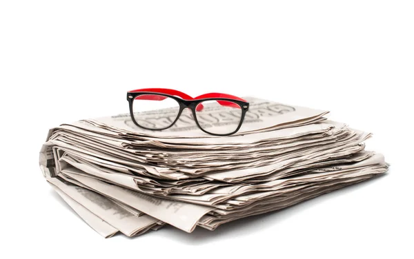 Jornal com óculos — Fotografia de Stock