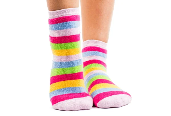 Gestreepte sokken op de voeten — Stockfoto