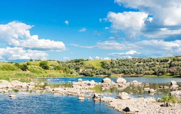 Yaz aylarında nehir — Stok fotoğraf