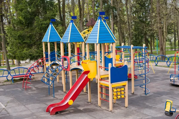 Balançoire pour enfants dans le parc — Photo