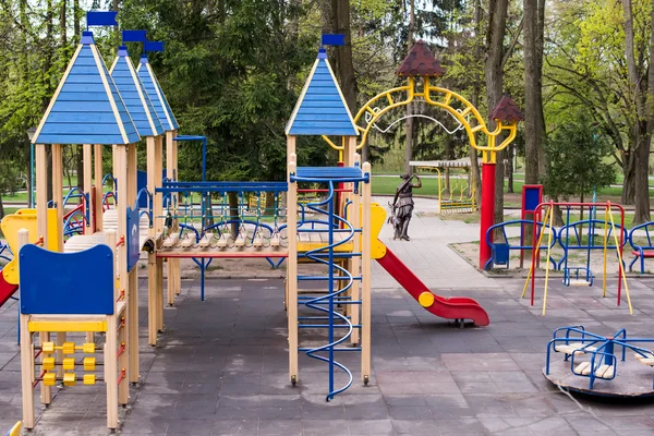 Balançoire pour enfants dans le parc — Photo