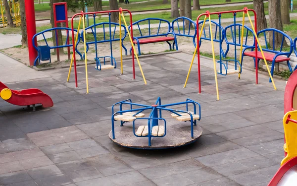 Balançoire pour enfants dans le parc — Photo