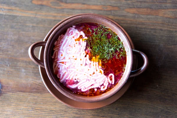 Soupe à la crème sure dans une casserole d'argile — Photo