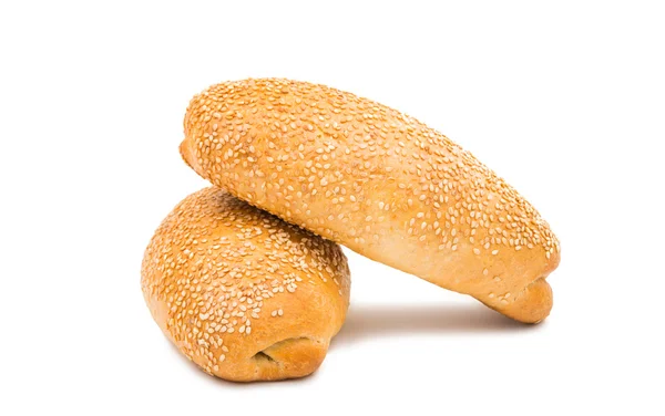 Gustoso panino fresco con semi di sesamo isolati — Foto Stock