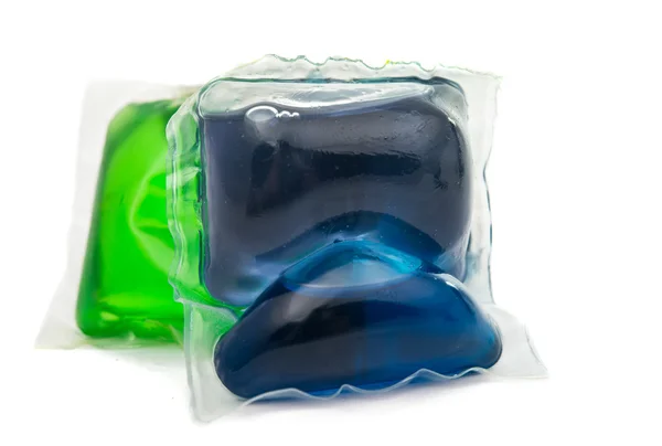 Primer plano de una pila de sobres de detergente para ropa líquida — Foto de Stock