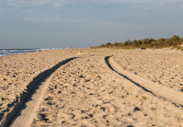 砂にタイヤの跡 — ストック写真