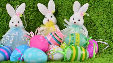 Paskalya yumurtalarının bir tavşanla yakın çekim videosu.