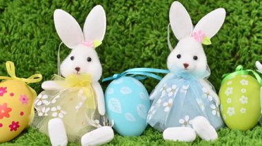 Paskalya yumurtalarının bir tavşanla yakın çekim videosu.