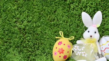 Paskalya yumurtalarının bir tavşanla yakın çekim videosu.