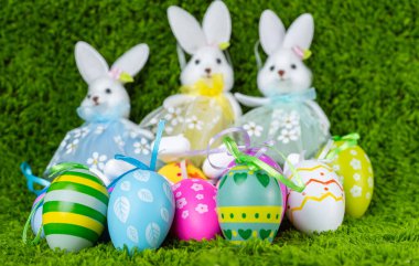 Yeşil arka planda bir tavşan olan Paskalya yumurtası.