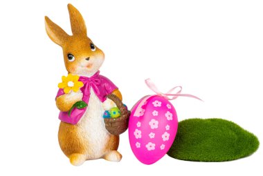 Beyaz arkaplanda izole edilmiş Paskalya tavşanı