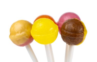 Beyaz arkaplanda lolipop izole edildi