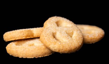 Siyah arkaplanda izole edilmiş tereyağlı kurabiyeler