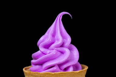 Dondurma siyah arka planda izole edilmiş.