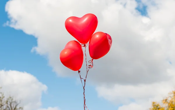 Rött hjärta ballonger utomhus — Stockfoto