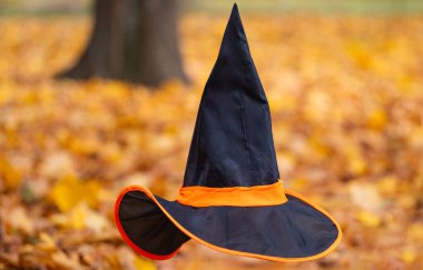 Sonbahar arka planında Cadılar Bayramı şapkası