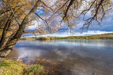Dinyester Nehri üzerindeki sonbahar manzarası