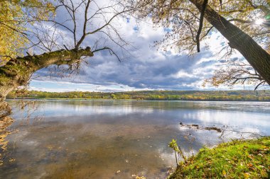 Dinyester Nehri üzerindeki sonbahar manzarası