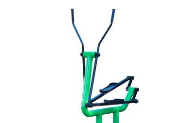 Parktaki spor aletleri beyaz arka planda izole edilmiş.