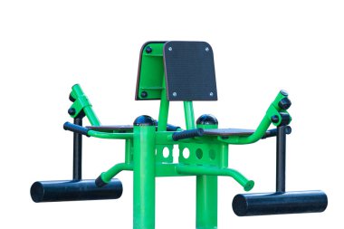 Parktaki spor aletleri beyaz arka planda izole edilmiş.