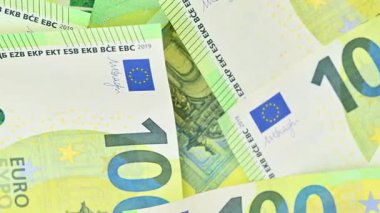 100 Euro 'luk yakın plan bir video.