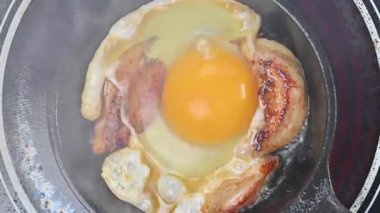 Tavada pişmiş yumurta videosu.