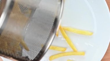 Patates kızartmasının yakın çekim videosu.