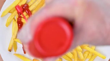 Ketçaplı patates kızartması videosu.