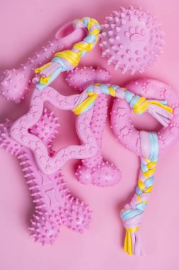 Pembe arka planda köpek oyuncakları