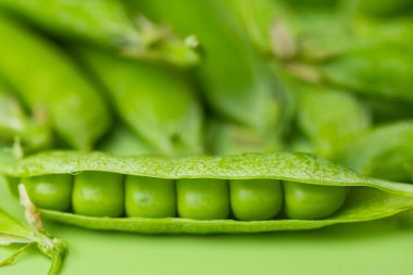 Taze bezelyelerin yakın plan fotoğrafı.