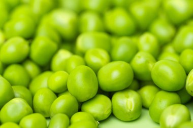 Taze bezelyelerin yakın plan fotoğrafı.