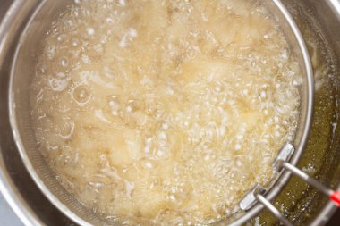 Kızgın yağda kızarırcasına yaklaş.