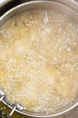 Kızgın yağda kızarırcasına yaklaş.