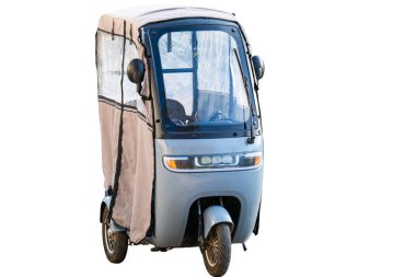 Beyaz arka planda üç tekerlekli scooter izole edilmiş.