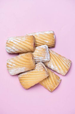 Renkli arkaplanda reçelli kurabiyeler