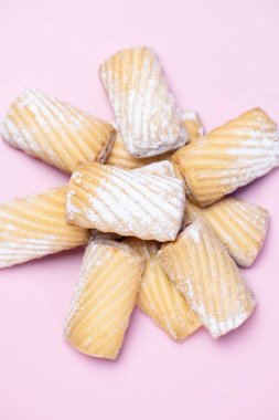 Renkli arkaplanda reçelli kurabiyeler