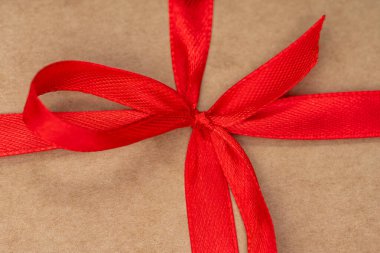 Kırmızı fiyonklu hediye kutusu.