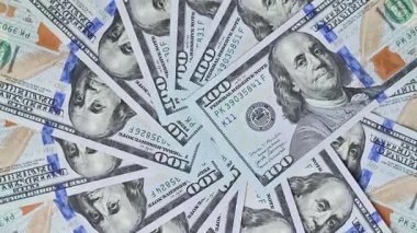 Yüz dolarlık banknotların yakın çekim videosu.