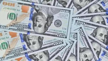Yüz dolarlık banknotların yakın çekim videosu.
