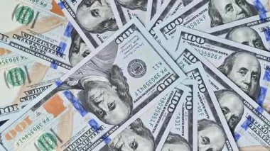 Yüz dolarlık banknotların yakın çekim videosu.